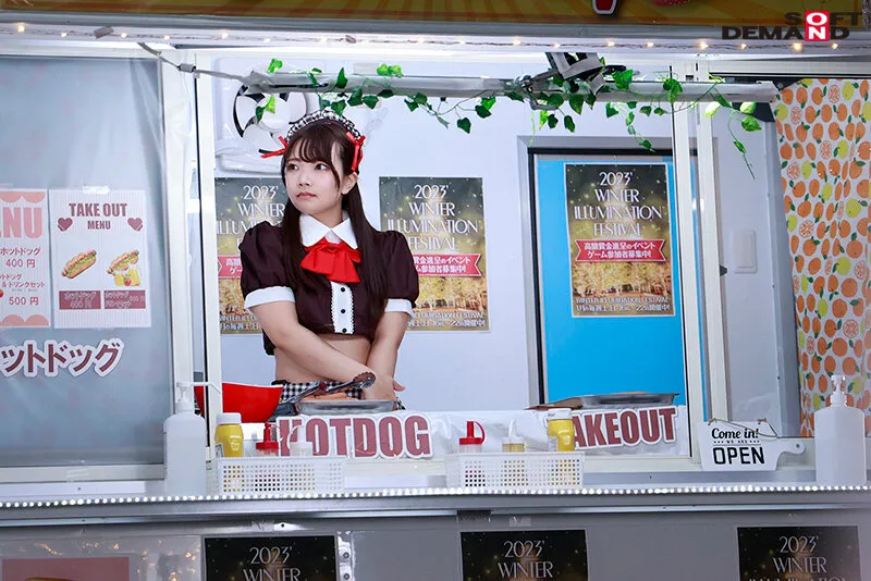 【富岡ありさ】【ありさ編】イルミネーションを見に来ていた冬休み中の女子大生さん 「半裸で移動販売してみませんか？」お客さんにバレないよう10分おきに過激になる下半身イジられミッションに耐えられるか！？