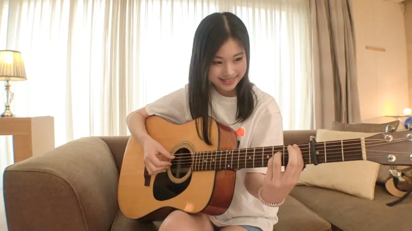 【夏花】マジ軟派、初撮。 1942 アコギ1本で魅せるロリ学生をナンパ！音楽と同じくらい好きなSEXにマン汁ダラダラ極小マ●コに容赦なく連続ピストン！歌ってる時よりも大きな声で喘ぎ散らす！