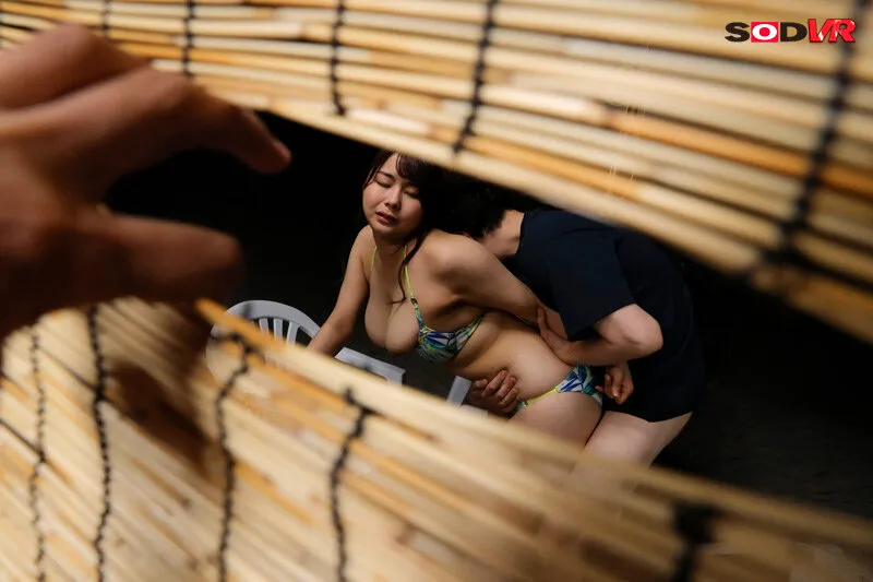 【志田みずき】【VR】【密室ぎゅうぎゅうロッカー内VR】汗ばむ体、超ムチムチぽっちゃり店員と海の家の【ロッカーの中】に2人きりで入ると肉肉しいぎゅうぎゅうな肉圧、‘キスまで5cm’息がかかる距離で思わず勃起してしまい… 扉の向こうに人がいるのに…