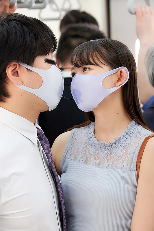 【日向ゆら 三尾めぐ 吉根ゆりあ】マスク越しのキスは最高の前戯！美淑女に満員状態で息がかかるほど密着したらベロキスを求められヤられた