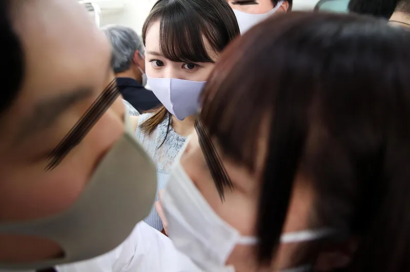 【日向ゆら】マスク越しのキスは最高の前戯！美淑女に満員状態で息がかかるほど密着したらベロキスを求められヤられた ベロチュウ好き女子大生