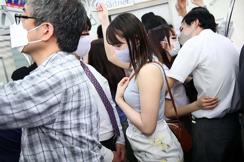 【日向ゆら】マスク越しのキスは最高の前戯！美淑女に満員状態で息がかかるほど密着したらベロキスを求められヤられた ベロチュウ好き女子大生