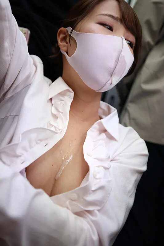 【三尾めぐ】マスク越しのキスは最高の前戯！美淑女に満員状態で息がかかるほど密着したらベロキスを求められヤられた 浮気キスに溺れる美尻妻