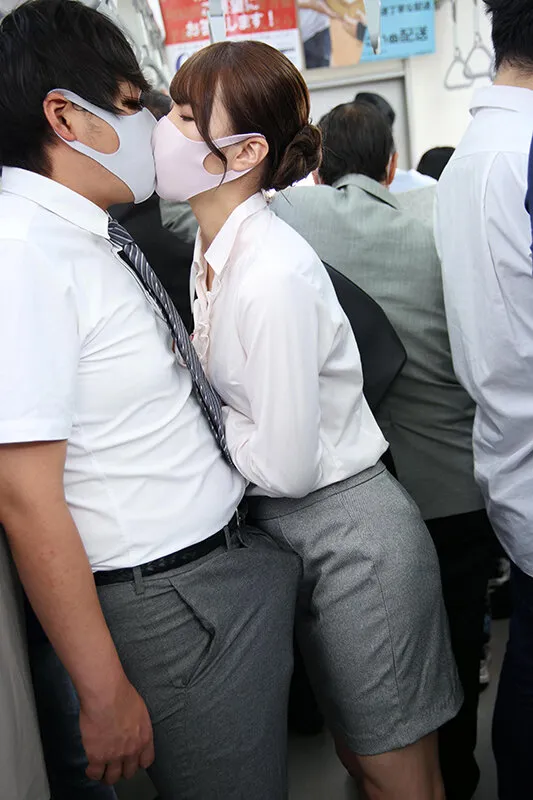 【三尾めぐ】マスク越しのキスは最高の前戯！美淑女に満員状態で息がかかるほど密着したらベロキスを求められヤられた 浮気キスに溺れる美尻妻
