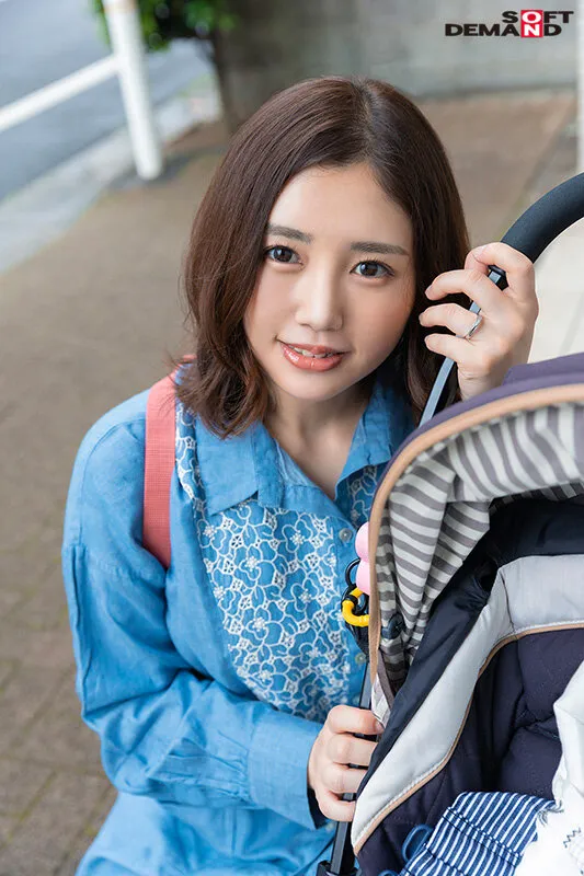 【しおかわ雲丹 他】マジックミラー号 優しい子持ちのママにこっそりデカチンを見せつけて 素股で擦りつけて育児でレス気味の欲求不満オ○ンコに旦那の目の前でヌルっと生挿入 産後の柔らかい膣穴が気持ち良すぎて中出し不倫SEX ～休日にお出かけ中幸せ絶頂の春ママNTR～