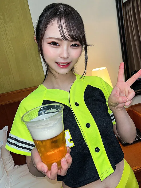 【織衣いとか】素人女子大生【限定】いとかちゃん22歳 某野球場でビールの売り子のバイトをしている激カワ女子大生！！バイト中のユニフォーム姿でSEXする過激ガールに中出し！！