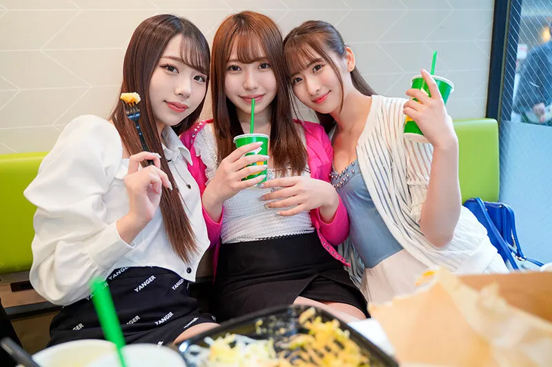 【尾崎えりか 末広純 流川莉央】マッチングアプリで出会った女子大生が同じサークルの激カワビッチ女友達2人を連れてプチ合コン開催！ノリノリでそのままホテルへ行っちゃうエロ女神！1人の男を3人で弄んで限界突破の大量中出し！！