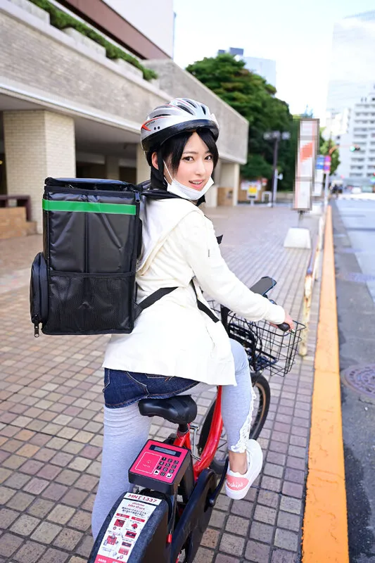 【白石みき 渚みつき 美波もも 結城りの】素人まっちんぐEX う～ば～ちゃん 宅配中。 スタイル抜群！爆乳美女たちが熱々でお届けします。