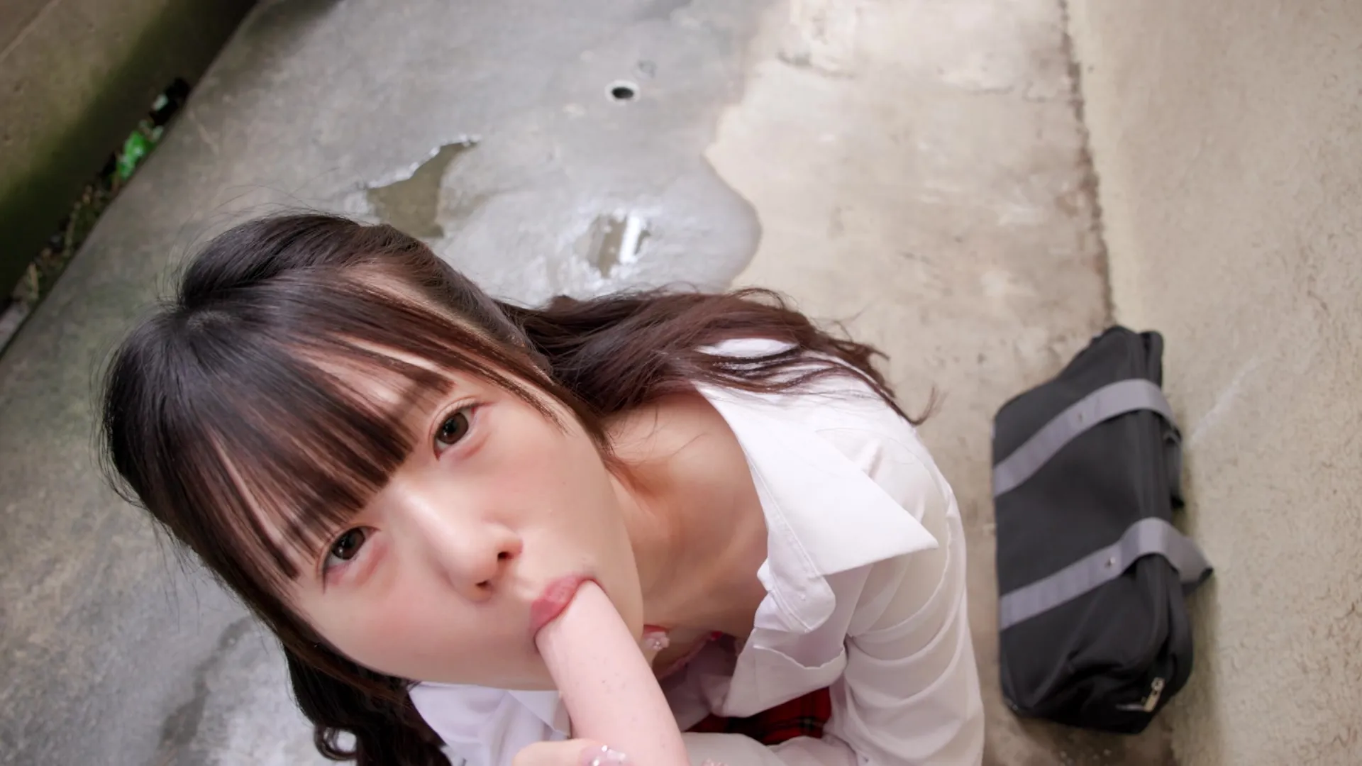 【JK】僕を待ちきれず物陰でフェラしてくれるグラビアアイドル