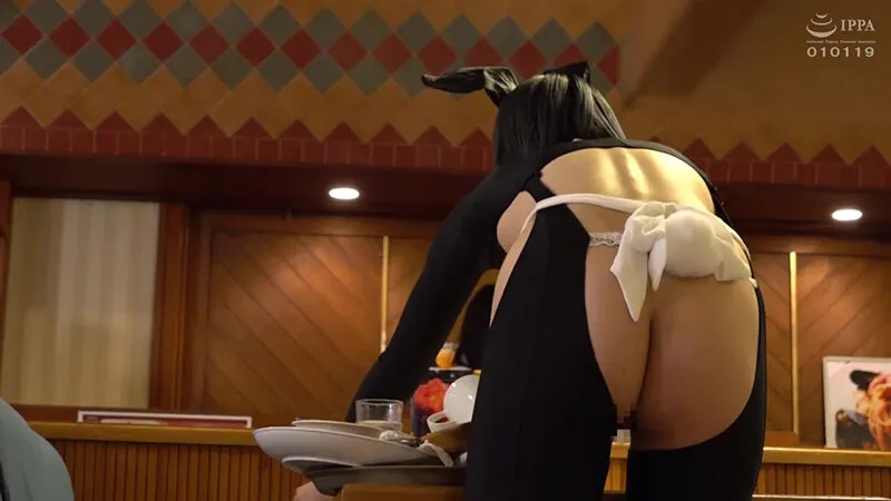 【GカップJD】羞恥！高時給に騙されたッ！ファミレスで恥ずかしすぎる逆バニーで働かされている私…。～みお編～ 藤子みお