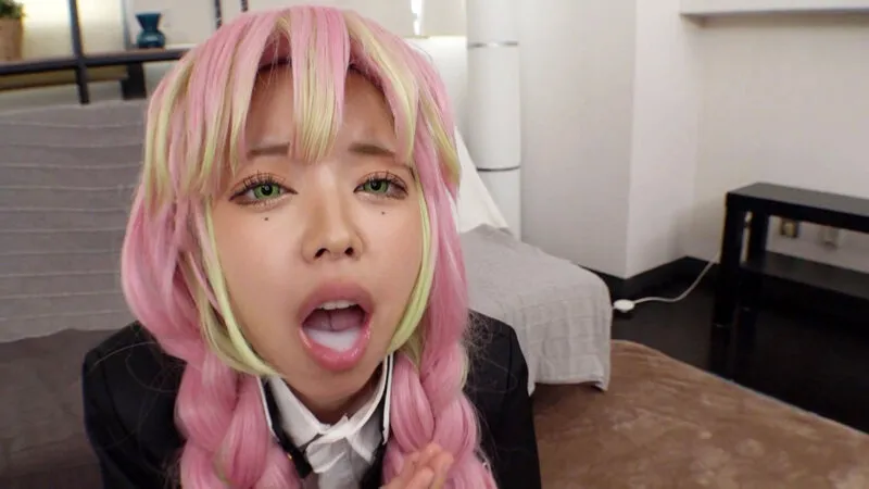 【森下ことの】【鬼滅の刃 甘露寺蜜璃 コスプレAV】人気キャラのコスプレでテンション上がっている成り立て巨乳レイヤーをダマして生ハメ。おじさんに中出しまでされてシクシクのことのちゃん…