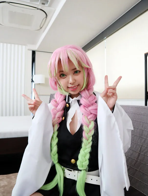 【森下ことの】【鬼滅の刃 甘露寺蜜璃 コスプレAV】人気キャラのコスプレでテンション上がっている成り立て巨乳レイヤーをダマして生ハメ。おじさんに中出しまでされてシクシクのことのちゃん…