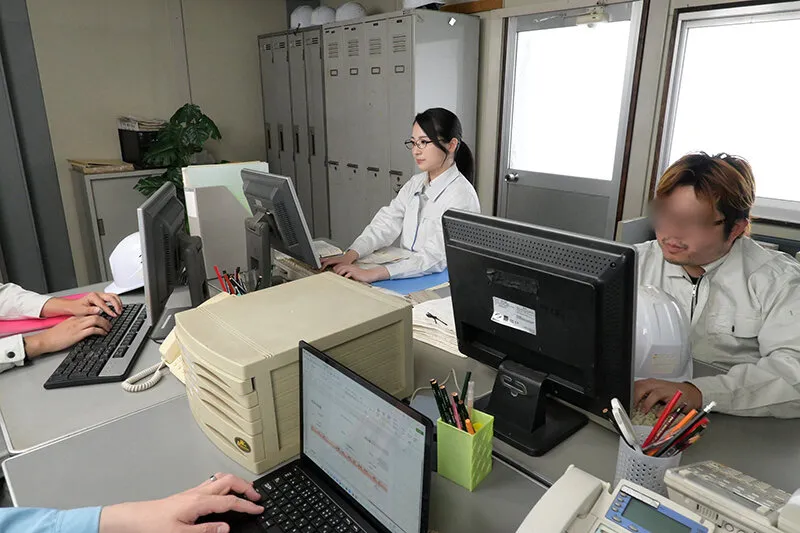 【今井えみ】【VR】【8K VR】万年作業服の地味で真面目な後輩はセックスレスの僕の性欲を処理する都合の良い女 建設会社事務職 えみ23歳