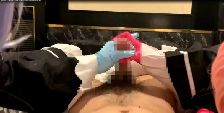 【リゼロ レム＆ラム 同人AV】メイド姉妹にベッドに押し倒されてサテン手袋で2人に手コキ水色とピンクの手袋で射精