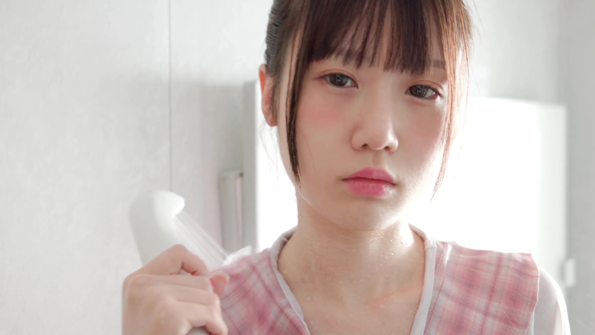 【姫崎あむ】着衣のまま濡れていくグラビアアイドル