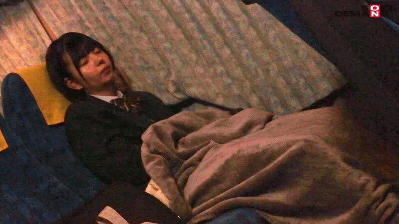 【市井結夏 さつき芽衣 藤田こずえ】【JKレイプ】大学受験のため地方から夜行バスで上京してくる女子校生は痴●されても声を出せない。泣く泣く我慢し寝たフリして声を押し殺し涙目でイキまくる