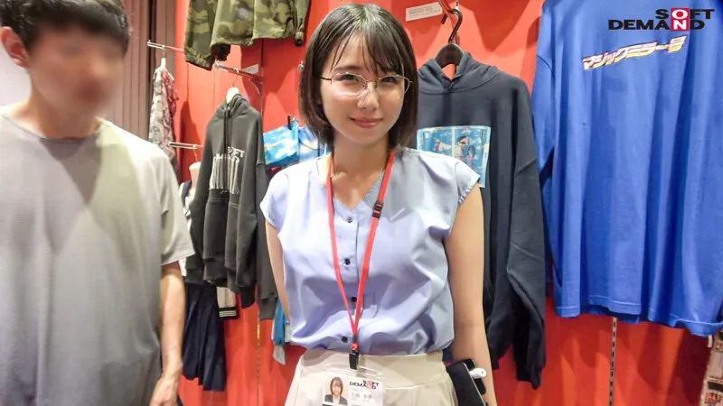 【千石もなか】服の中身は色白、巨乳、パイパンの三冠王 得意気にジャンケンメガネ女子とSOD本社のエントランスで… SOD女子社員 ハダカになるより恥ずかしい脱ぎキャンBOX野球拳 営業部2年目 久保歩夢