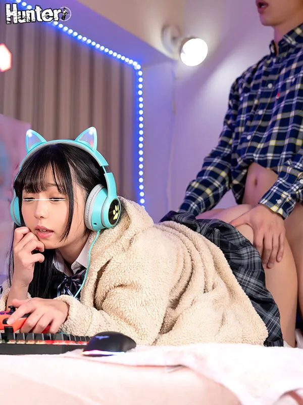 【泉りおん 花狩まい 天神ユリ 宮沢ちはる】お尻を突き出しサイレントおねだり！ゲームに夢中でボクの話を無視するゲーマー妹。頭にきて妹のチクビを触ったけど無視！でも実は感じていたらしく…