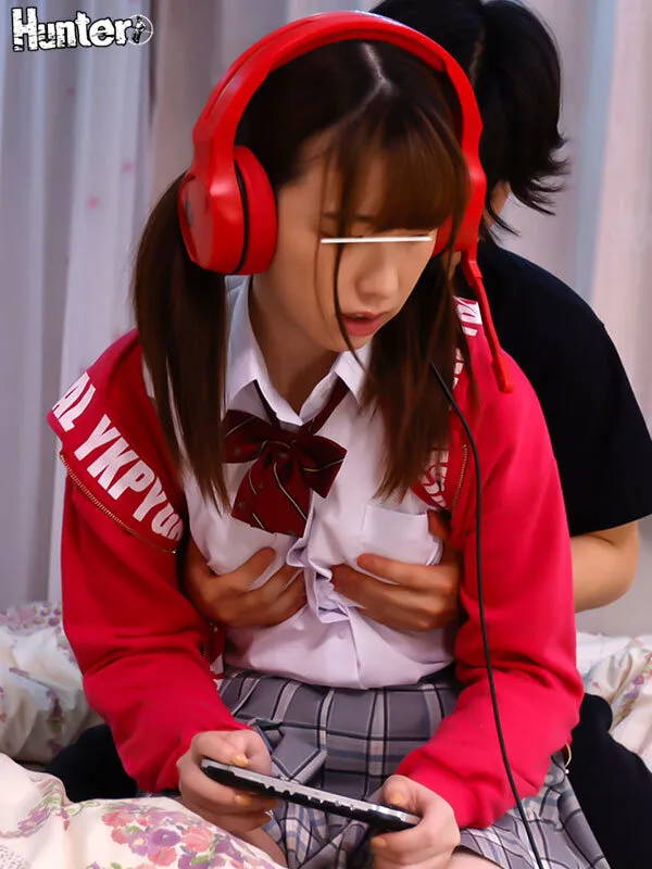 【泉りおん 花狩まい 天神ユリ 宮沢ちはる】お尻を突き出しサイレントおねだり！ゲームに夢中でボクの話を無視するゲーマー妹。頭にきて妹のチクビを触ったけど無視！でも実は感じていたらしく…