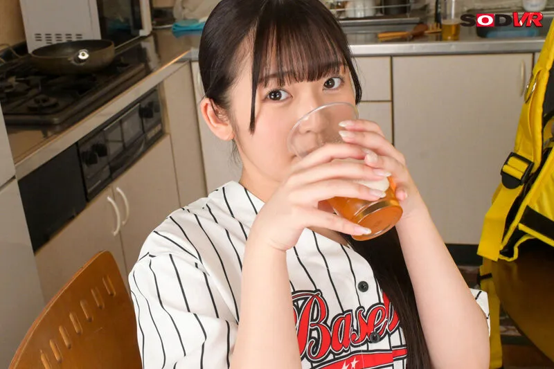 【VR】「恥ずかしいからこの泡は見ないで」可愛すぎるビールの売り子ちゃんと自宅で乾杯SEX！マン汁が泡になるまで激ピス騎乗位 葵みれい