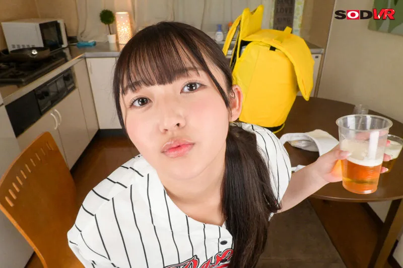 【VR】「恥ずかしいからこの泡は見ないで」可愛すぎるビールの売り子ちゃんと自宅で乾杯SEX！マン汁が泡になるまで激ピス騎乗位 葵みれい