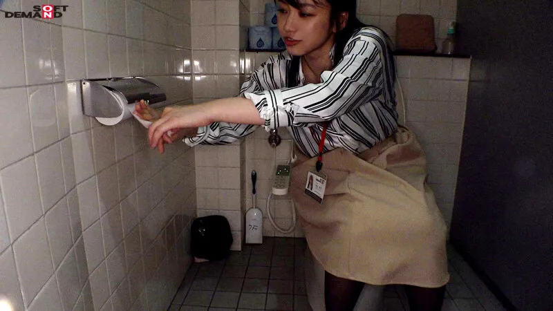 【保田真咲】排尿中に突撃！狭～い個室でみっちゃく声ガマン SOD女子社員 ハダカになるより恥ずかしい脱ぎキャンBOX野球拳 亀山寧音
