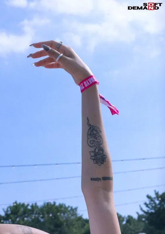 【有馬美玖 鳳カレン 姫野らん 他】夏フェス女の子可愛すぎる。【テントまで持ち込めた2名とセックスまでイケた3名収録】