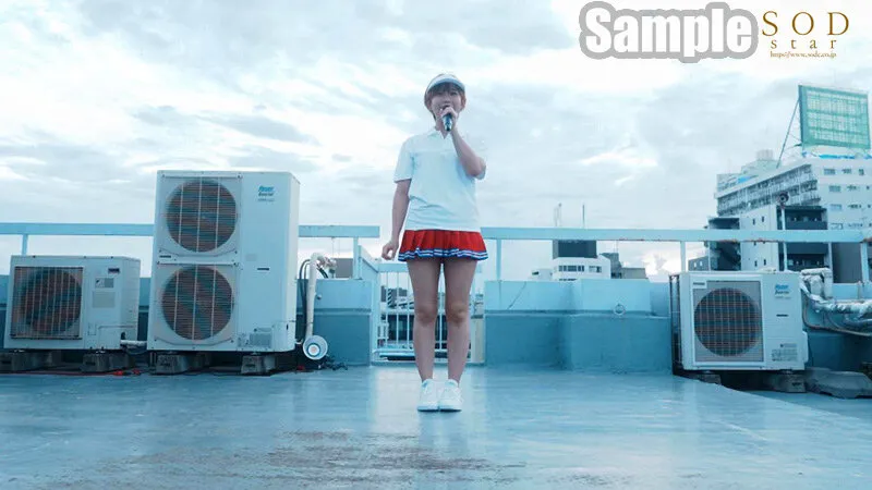 ヒーローショーの司会進行をしている元気で明るいお姉さんのお仕事は、楽屋裏で性欲処理として中出し輪姦される事も含まれています。 紗倉まな