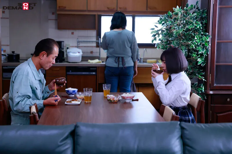 【JK近親姦レイプ】どうしても2人目のこどもが欲しい還暦間近の父の精力をあげるために毎日、睾丸マッサージさせられています。 夢見るぅ