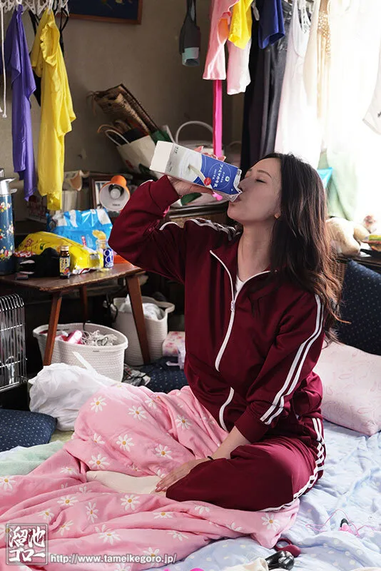 【男子高校生甥×叔母】だらしない性格の爆乳叔母さんと、むせ返るようなゴミ部屋で1週間ヤリまくったー。 佐山愛