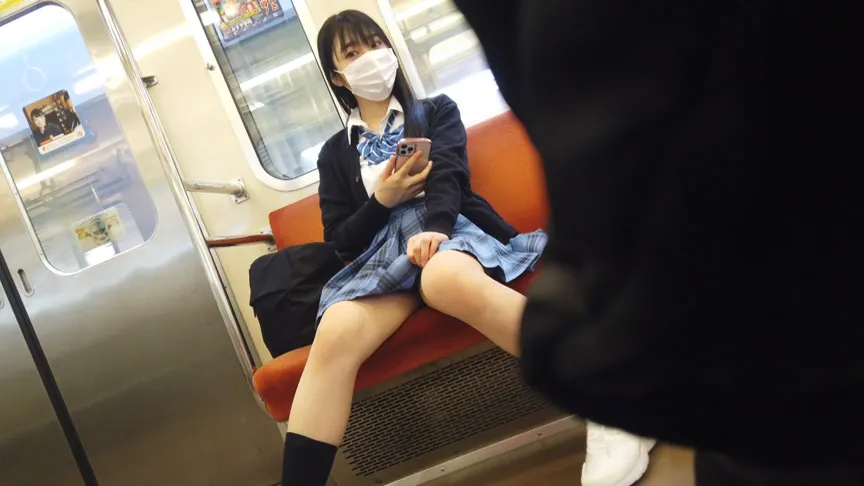【JK盗撮流出】対面彼女 電車内で清楚なJKのパンチラ三角地帯を鑑賞