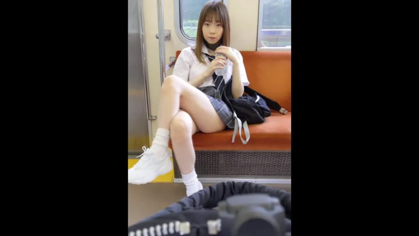 【JK盗撮流出】（電車対面）わざとらしく脚を開いてパンチラ挑発するJK 交渉してコンビニトイレでおっぱい露出