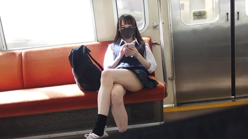 【JK盗撮流出】（電車対面）FカップJK誘惑パンチラからのコンビニトイレでおっぱい露出