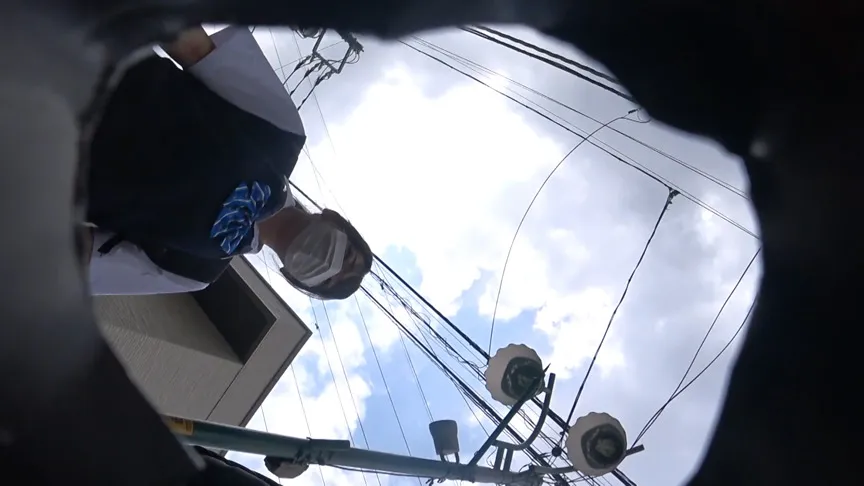 【JK盗撮流出】（盗撮バレ）JKさん短いスカートをまくり上げ蒸れたパンツを見せつけてくる