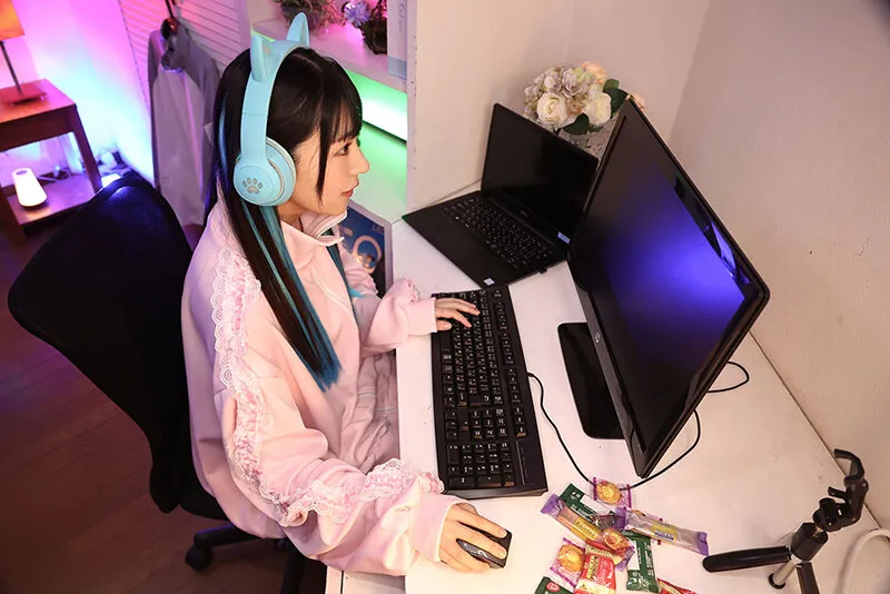 【皆月ひかる】【VR】ぐちゃパコ 同接最大50人のザコメス配信者はゲームに廃課金したくてオジサン宅で媚薬・ごっくん・放尿・生中出し