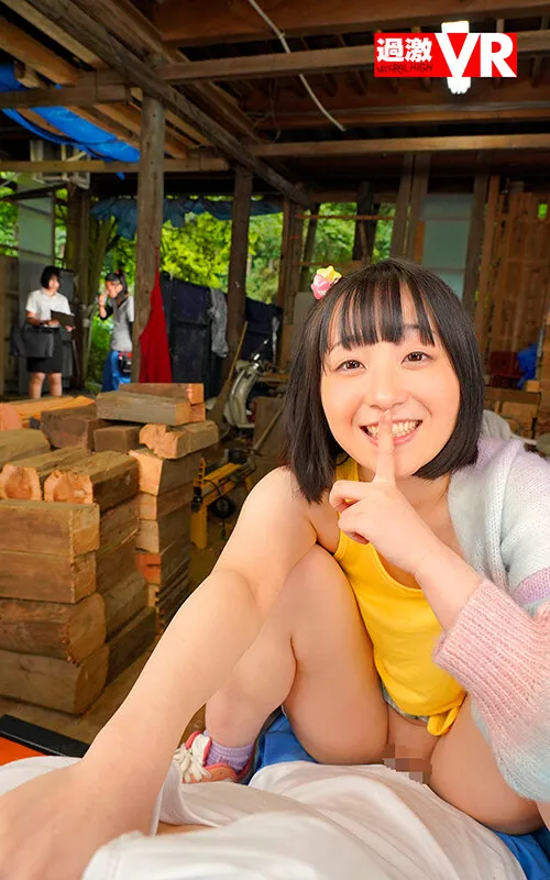 【由良かな 小島みこ】【JSロリ】【VR】周りに声をかけられても…親子のフリして座位っぱ！つるつる天使にノーパンま○こを見せられ騎乗られちゃった僕