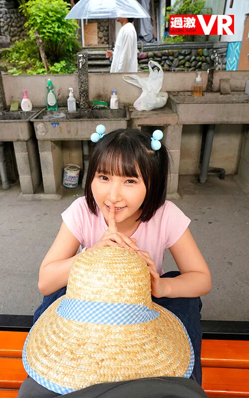 【由良かな 小島みこ】【JSロリ】【VR】周りに声をかけられても…親子のフリして座位っぱ！つるつる天使にノーパンま○こを見せられ騎乗られちゃった僕