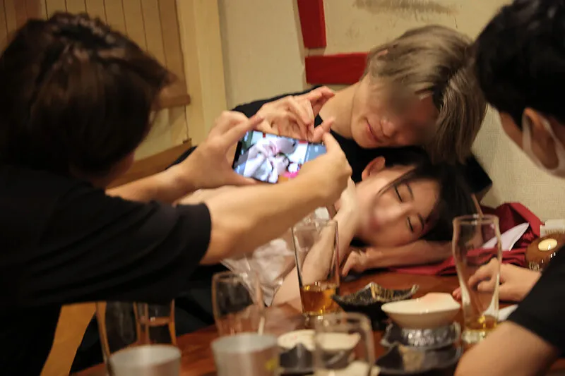 仕事中は真面目だが、エロい雰囲気になったら抜いてくれるおまんこも、お口もゆるい女子大生