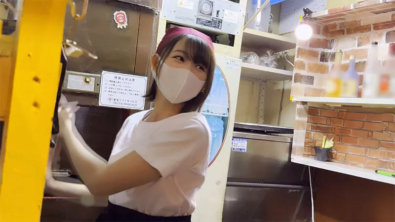 仕事中は真面目だが、エロい雰囲気になったら抜いてくれるおまんこも、お口もゆるい女子大生