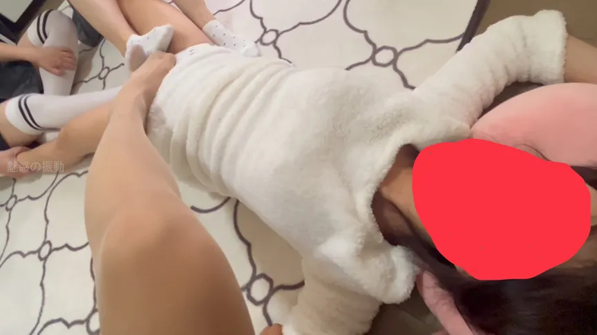 【嶺生まや 珠宮さき】女の子4人の電気アンマくすぐり遊びw 電気アンマを掛ける方は悪ふざけだけど、3人からくすぐられながら電気アンマやられる方はたまりません！