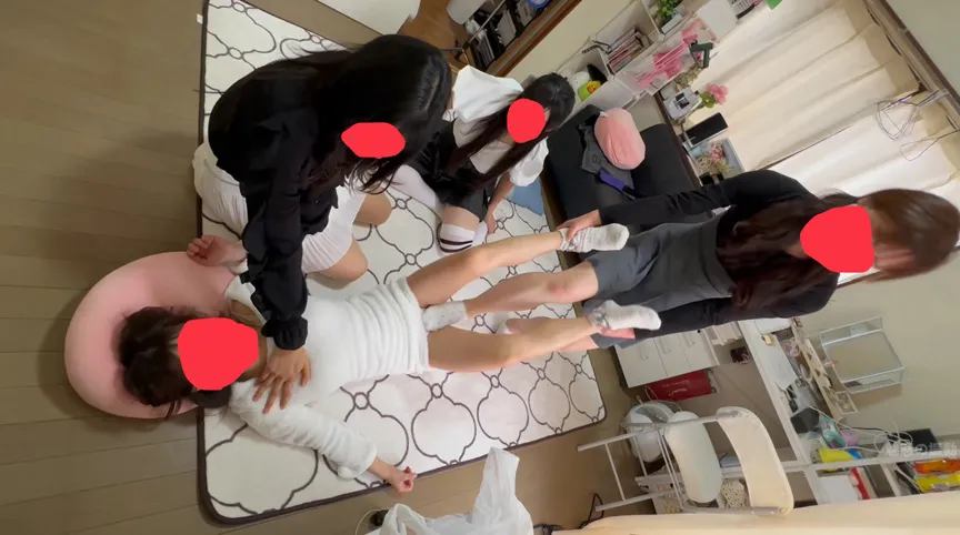 【嶺生まや 珠宮さき】女の子4人の電気アンマくすぐり遊びw 電気アンマを掛ける方は悪ふざけだけど、3人からくすぐられながら電気アンマやられる方はたまりません！