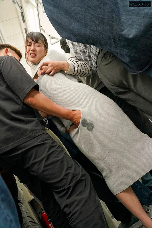 【痴漢レイプ】満員電車で羽交い絞めにされ切り裂きマキシワンピの隙間から乳首だけを徹底的に開発されるアヘ顔敏感女 水川潤