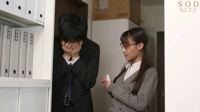 【眼鏡女子】地味だけどエロそうな事務員さんに、仕事のストレスがたまった時にむっつり手コキフェラでこっそり抜いてもらっています。 斉藤帆夏