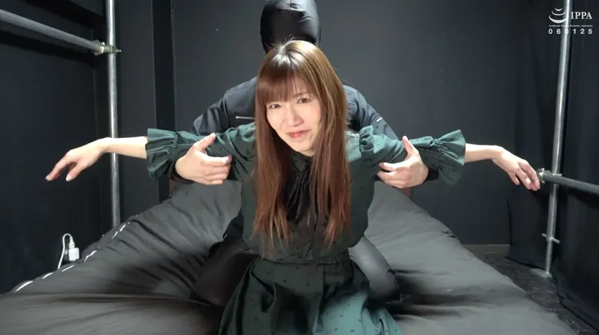 「くすぐったいところが極端なお姉様をくすぐりチェック！」WAKA-045 美泉咲（1）