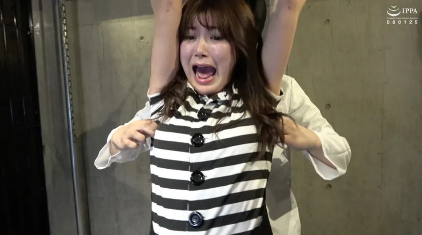 「理不尽な吊り拘束くすぐりお仕置きにわけもわからず笑い悶える激弱な囚人ののかちゃん！」WAKA-046 有加里ののか（1）