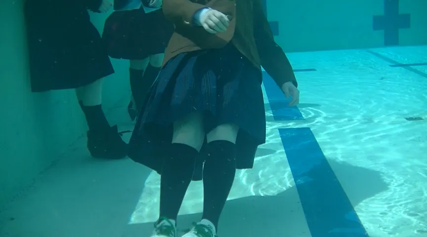 【JK制服着衣水泳】第2種目 浮力対決