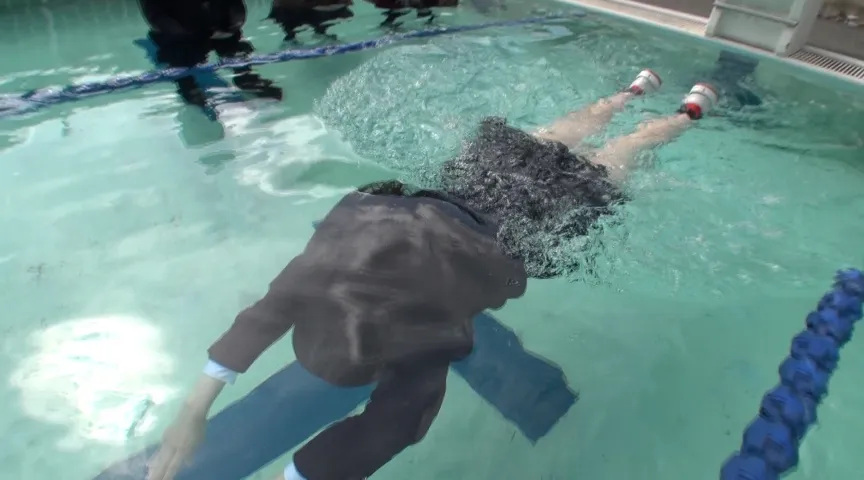 【JK制服着衣水泳】第3種目 潜水対決