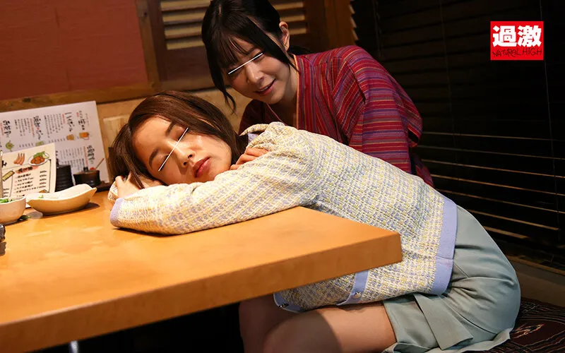 【大槻ひびき 沙月恵奈 美咲かんな 他】営業中の居酒屋でレズ店員にベロベロにさせられてこっそり手マンでお漏らしイキしまくる敏感女