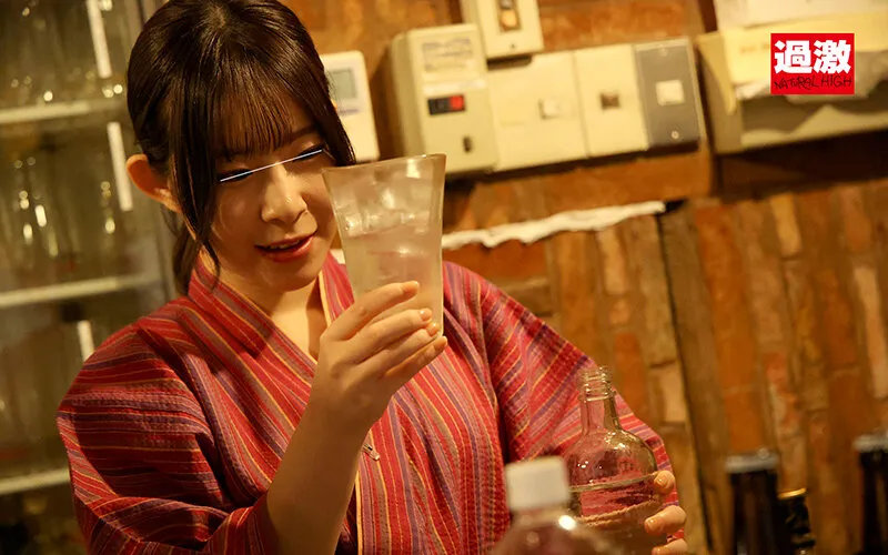 【大槻ひびき 沙月恵奈 美咲かんな 他】営業中の居酒屋でレズ店員にベロベロにさせられてこっそり手マンでお漏らしイキしまくる敏感女