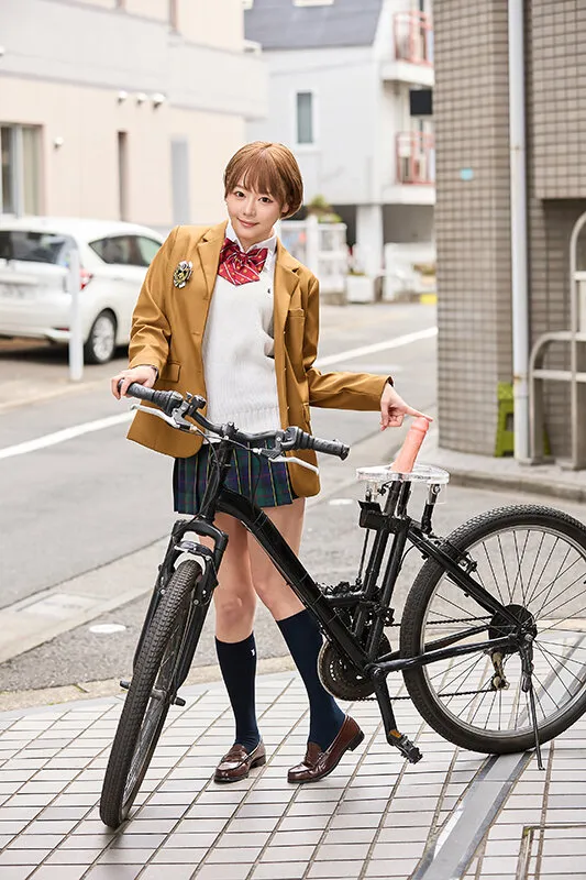 【JK】【配信限定】人気 AV 女優が挑戦！オシッコ我慢潮吹き街中アクメ自転車がイクッ！浜崎真緒